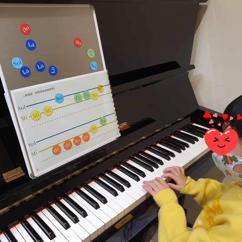 新的教材、新的教法(四)- 彩色 Sol-Mi 線譜與唱名符頭 – Dorami Music